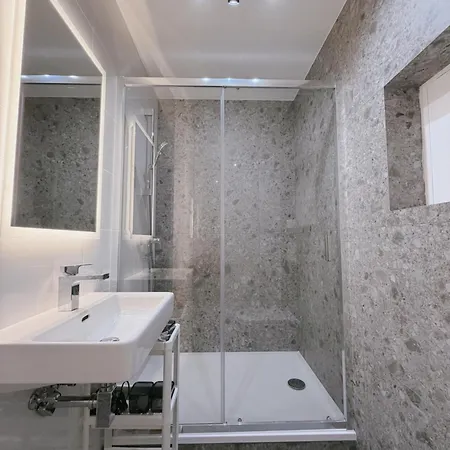 Δωμάτια σε οικογενειακή κατοικία Milada 7 Suits *